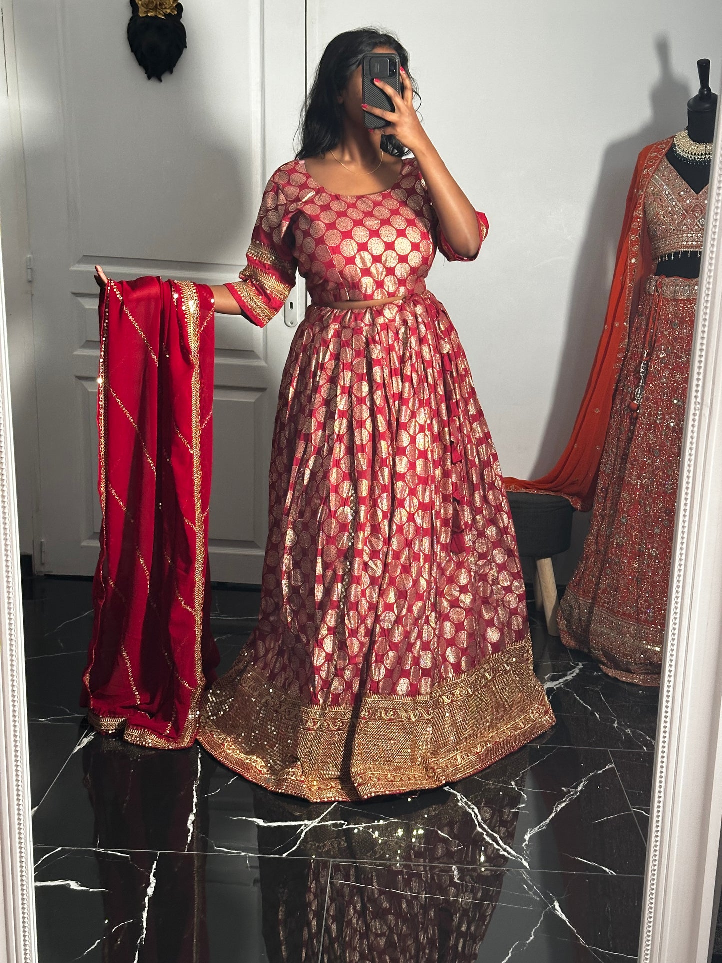 Lehenga Rouge a motif rond