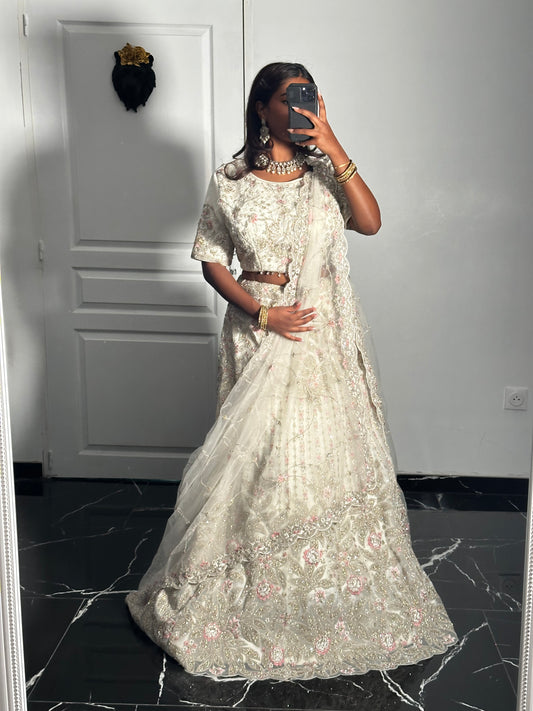 Lehenga ivoire doré – Élégance florale pastel