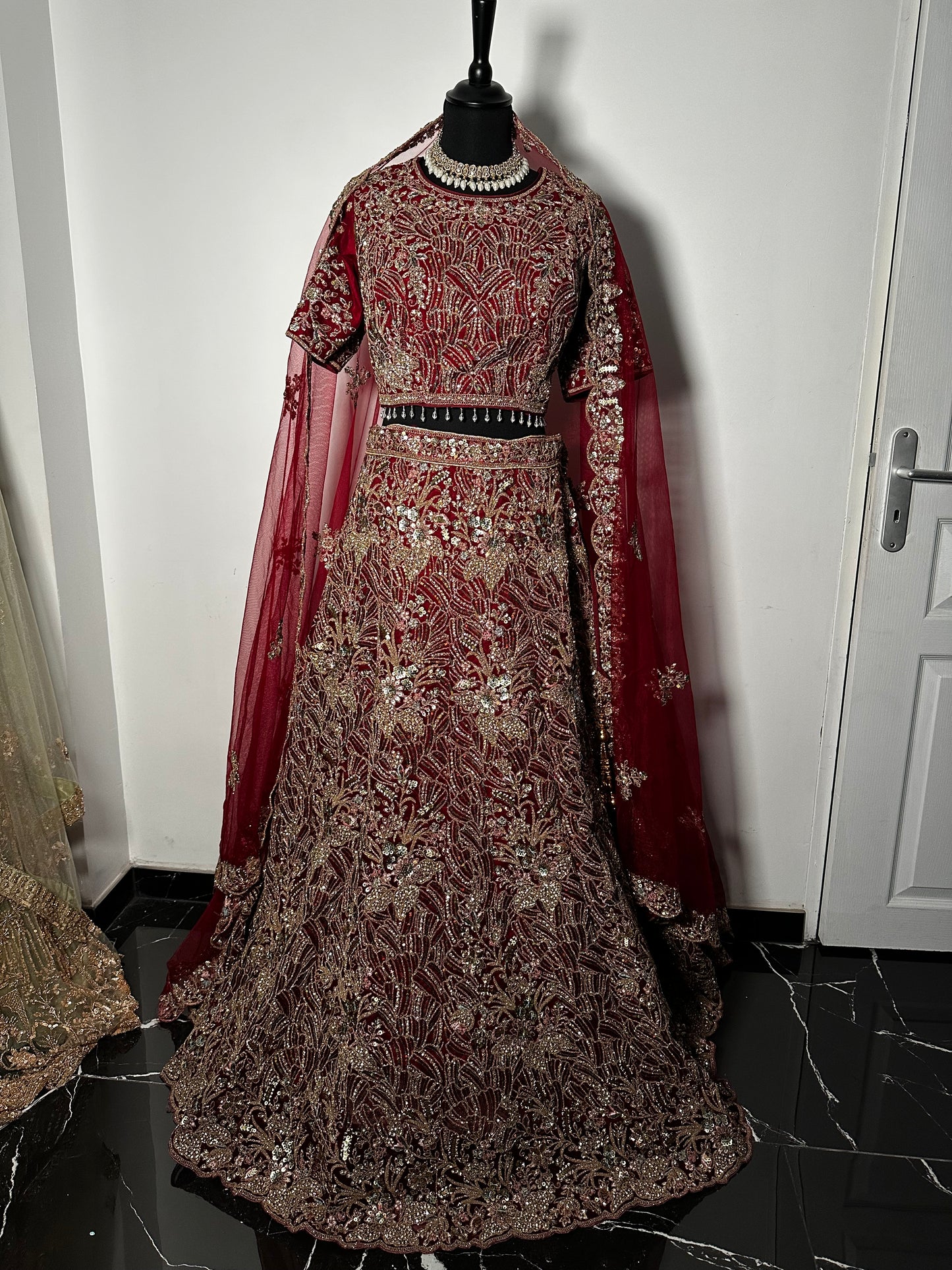 Lehenga 3 pièces bordeaux brodé