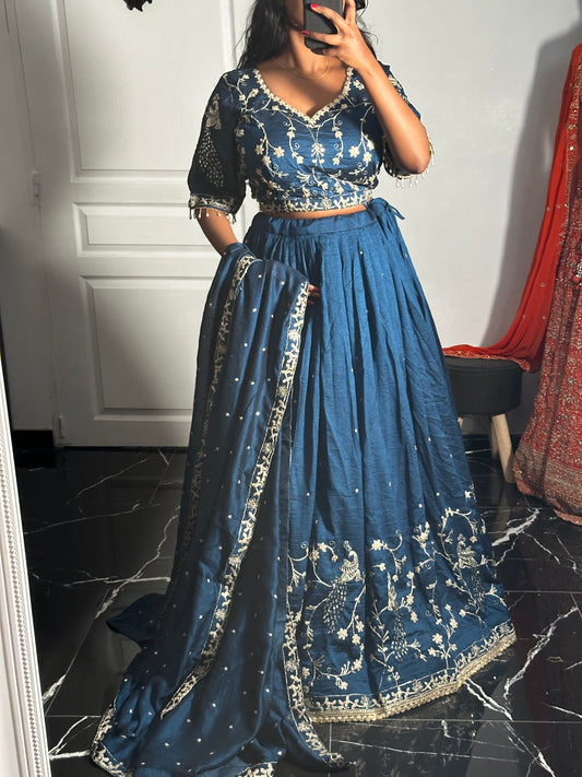 Lehenga Bleu Roi en Coton Soie avec Broderie Dorée – Élégance Traditionnelle