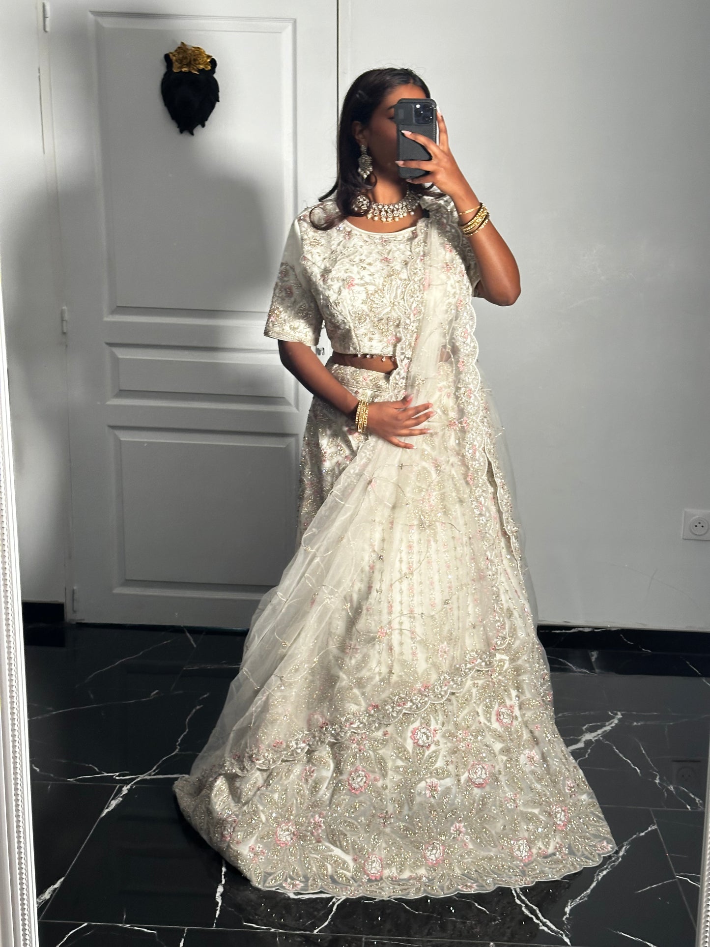 Lehenga ivoire doré – Élégance florale pastel