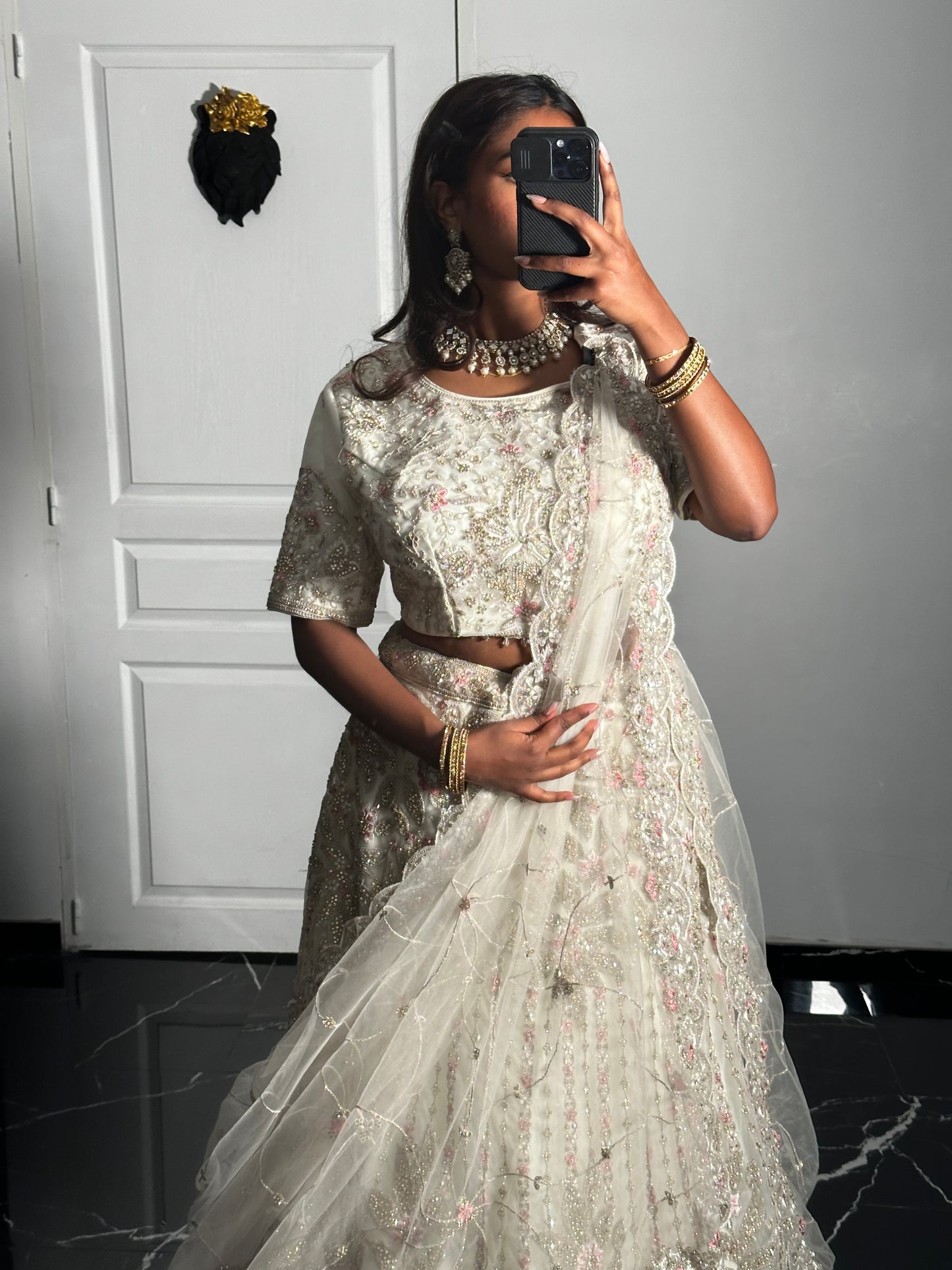 Lehenga ivoire doré – Élégance florale pastel