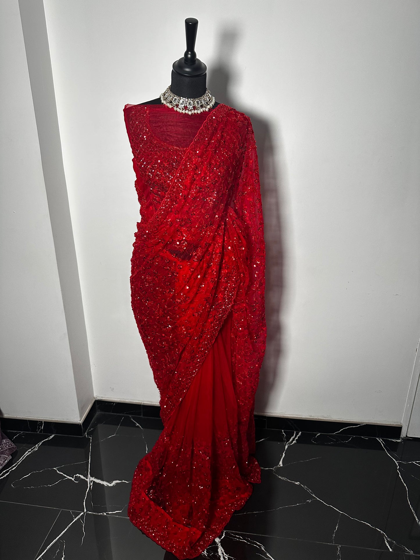 Saree Maharaji rouge