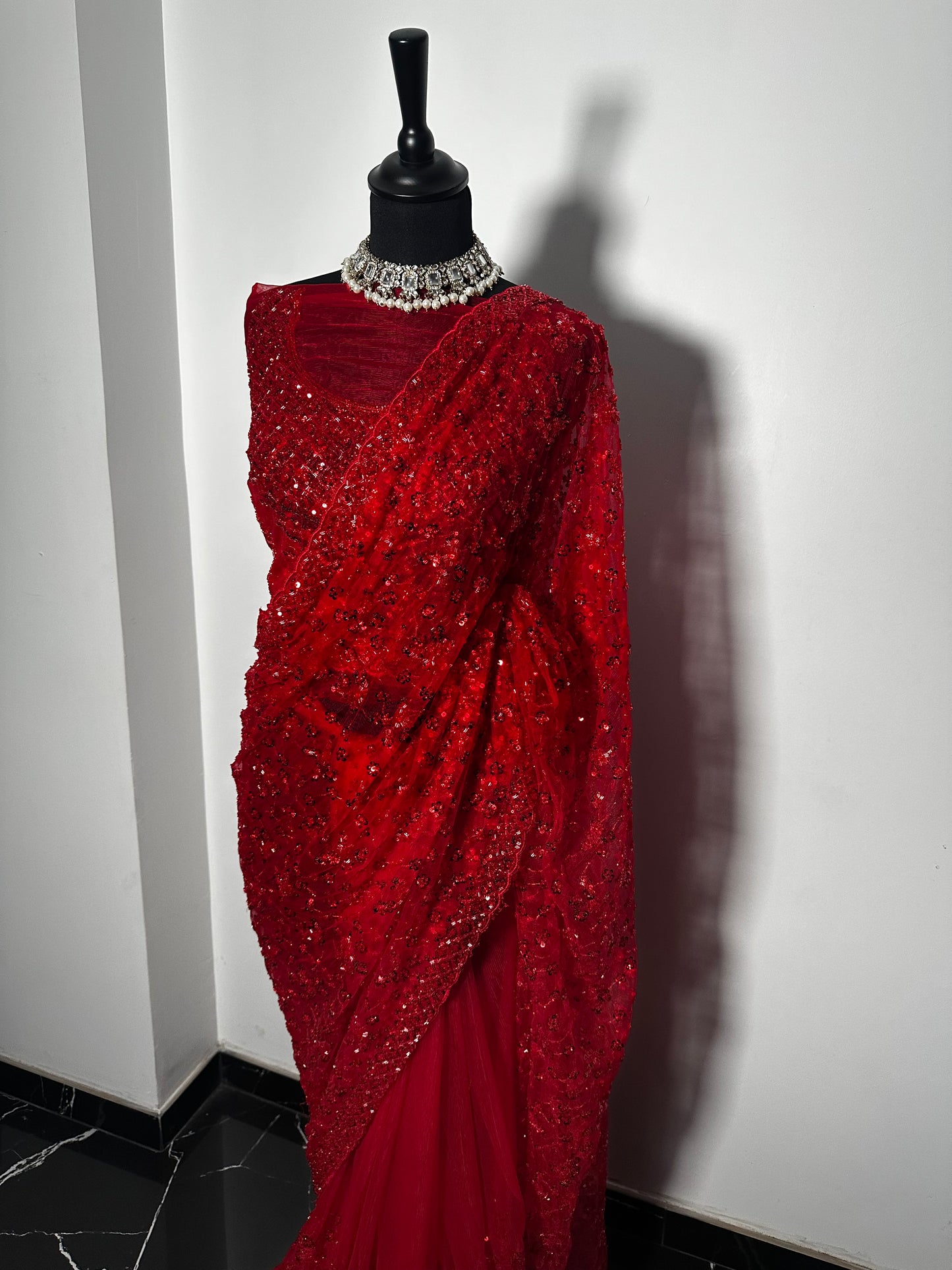 Saree Maharaji rouge