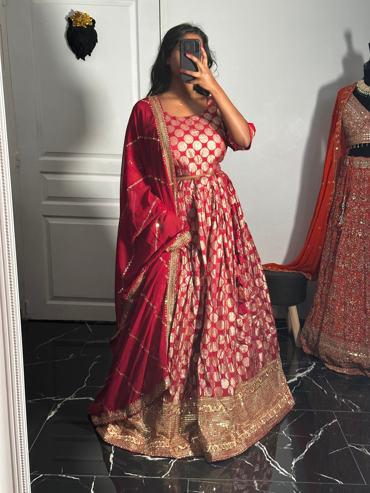 Lehenga Rouge a motif rond