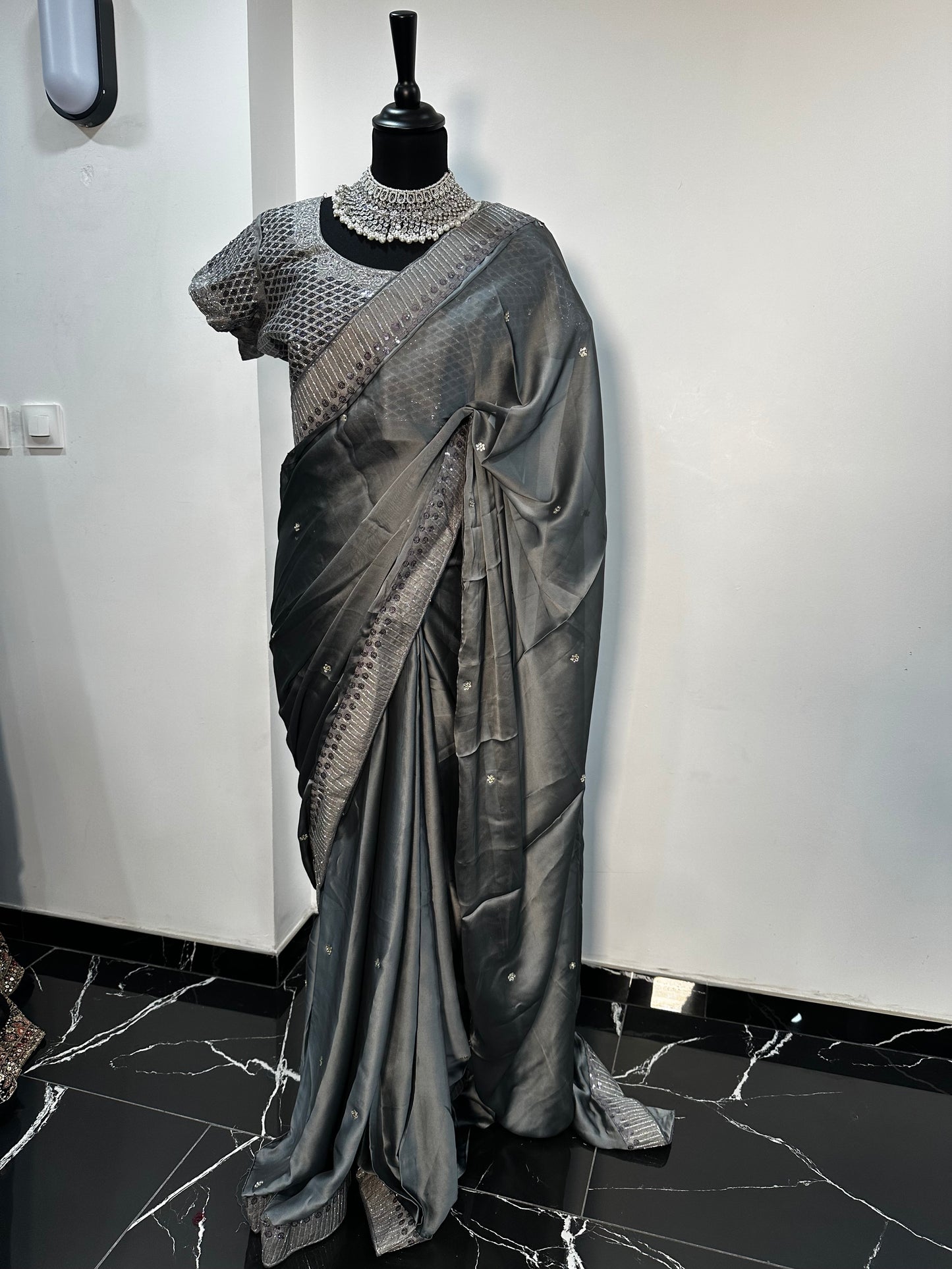 One minute saree gris