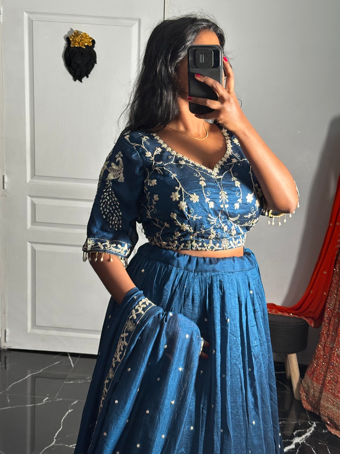 Lehenga Bleu Roi en Coton Soie avec Broderie Dorée – Élégance Traditionnelle