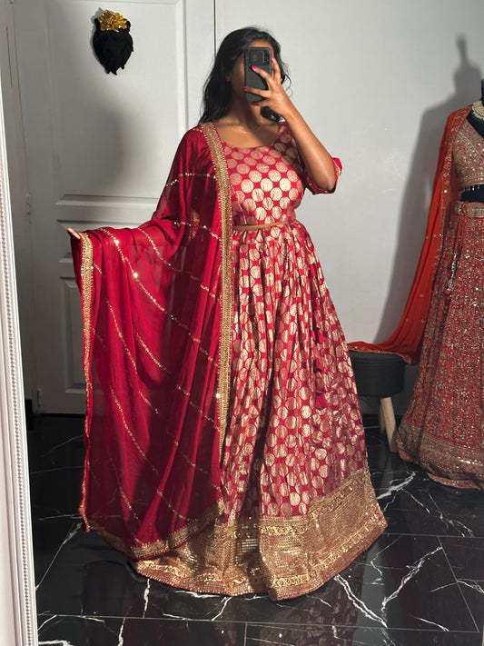 Lehenga Rouge a motif rond