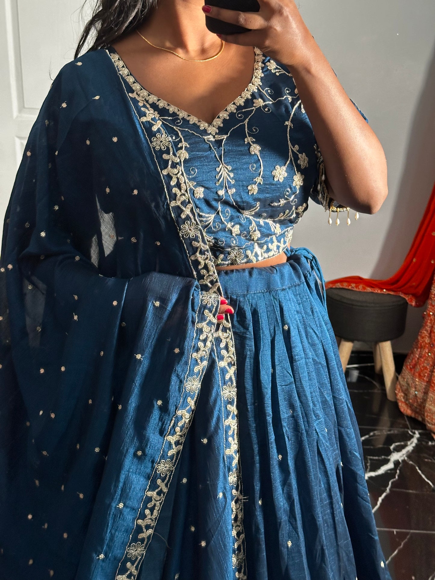 Lehenga Bleu Roi en Coton Soie avec Broderie Dorée – Élégance Traditionnelle