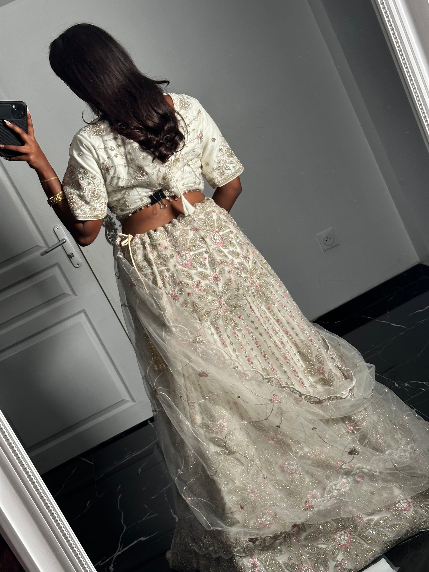 Lehenga ivoire doré – Élégance florale pastel