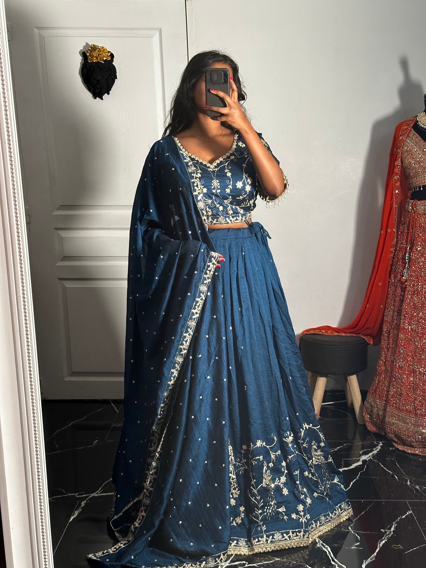 Lehenga Bleu Roi en Coton Soie avec Broderie Dorée – Élégance Traditionnelle
