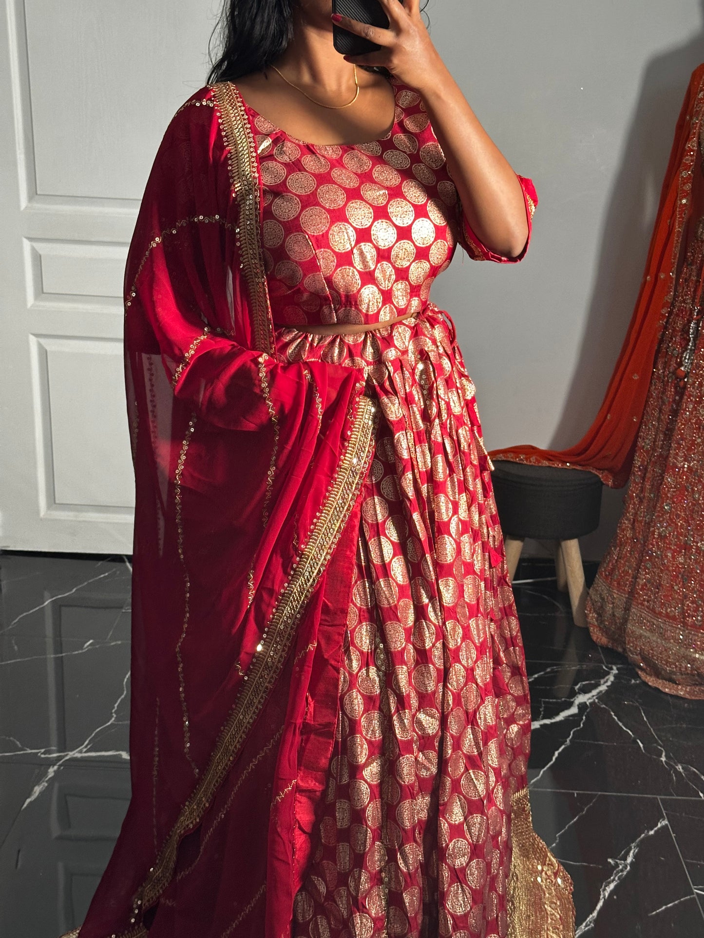 Lehenga Rouge a motif rond