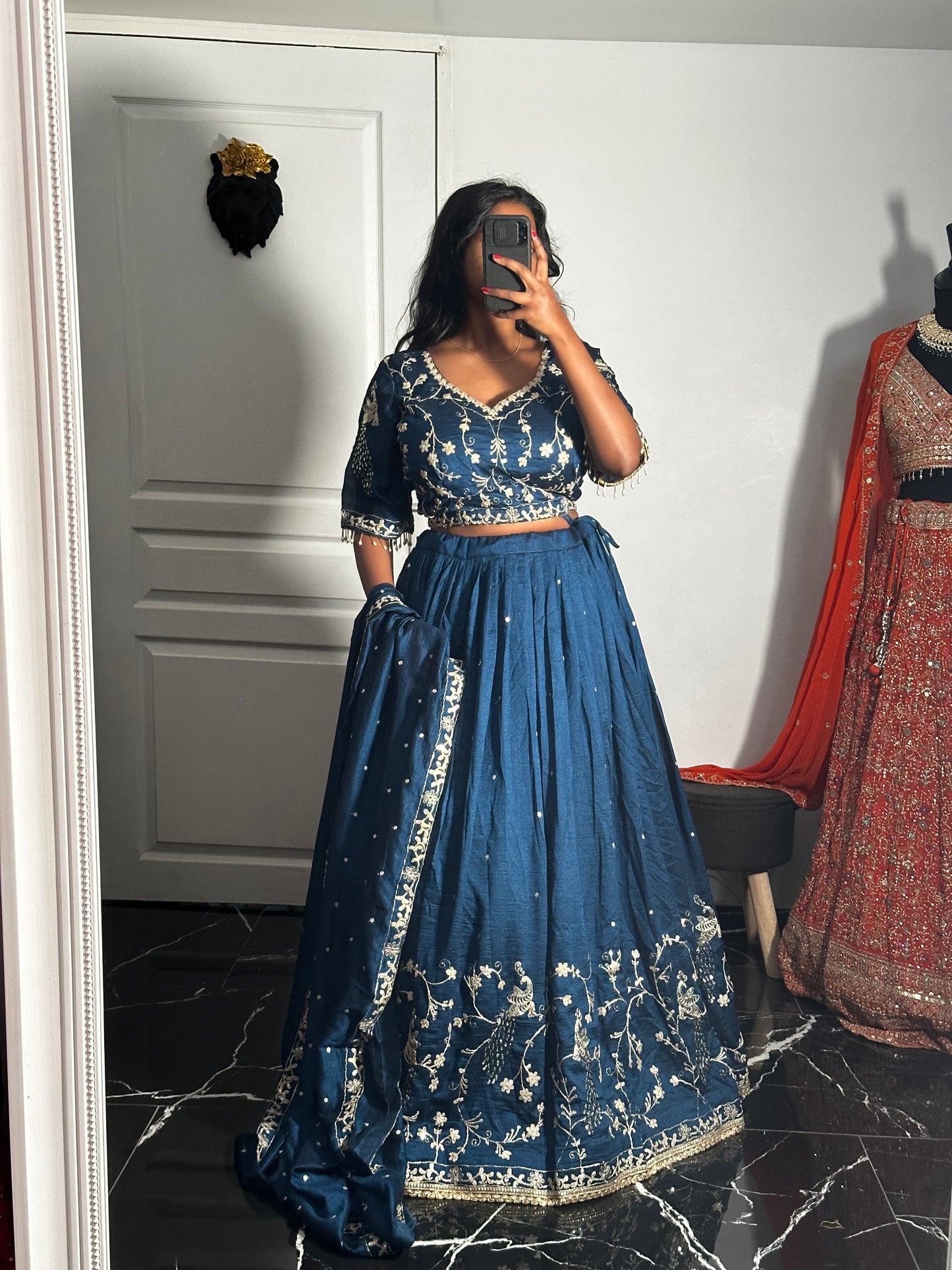Lehenga Bleu Roi en Coton Soie avec Broderie Dorée – Élégance Traditionnelle