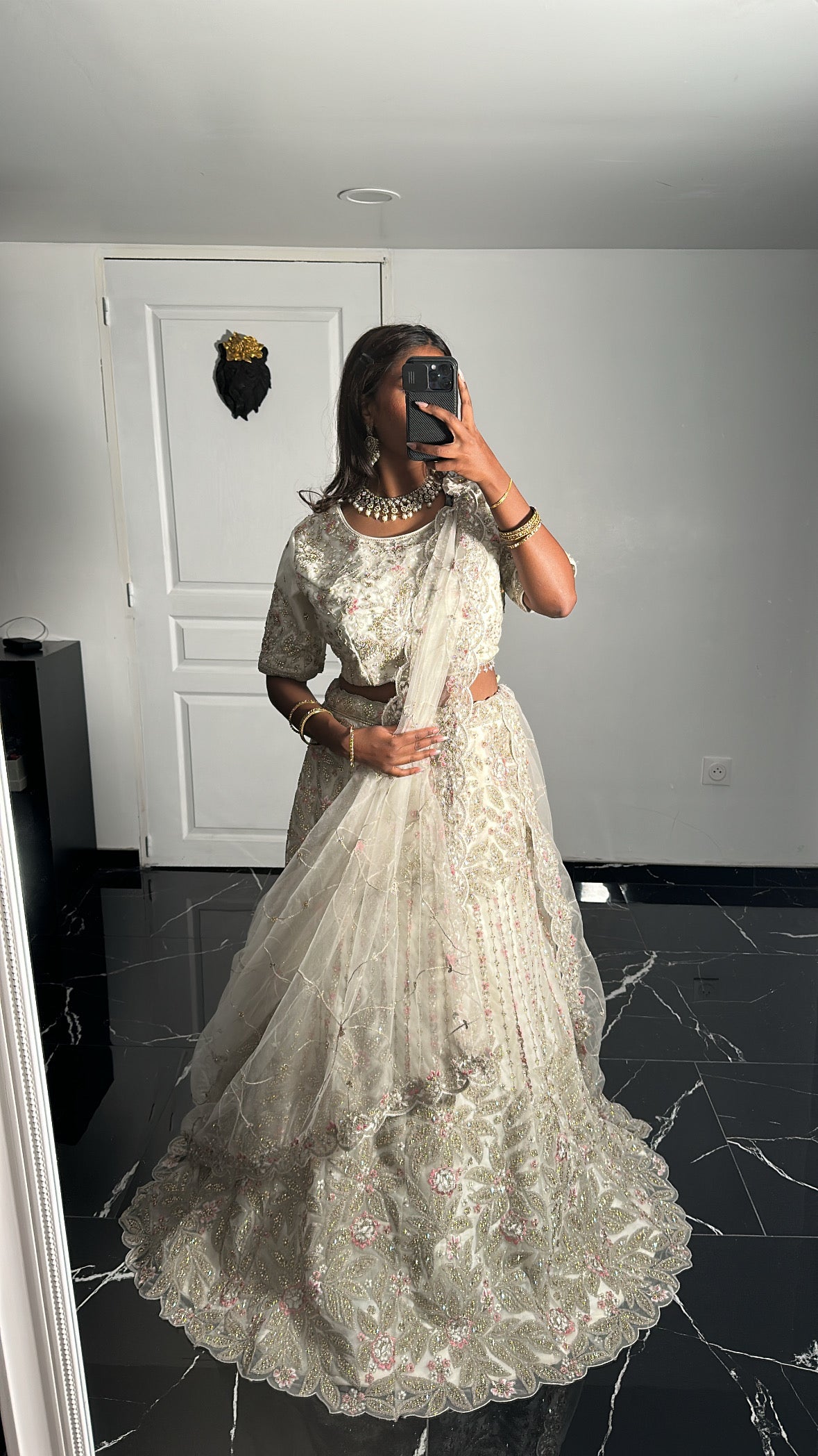 Lehenga ivoire doré – Élégance florale pastel