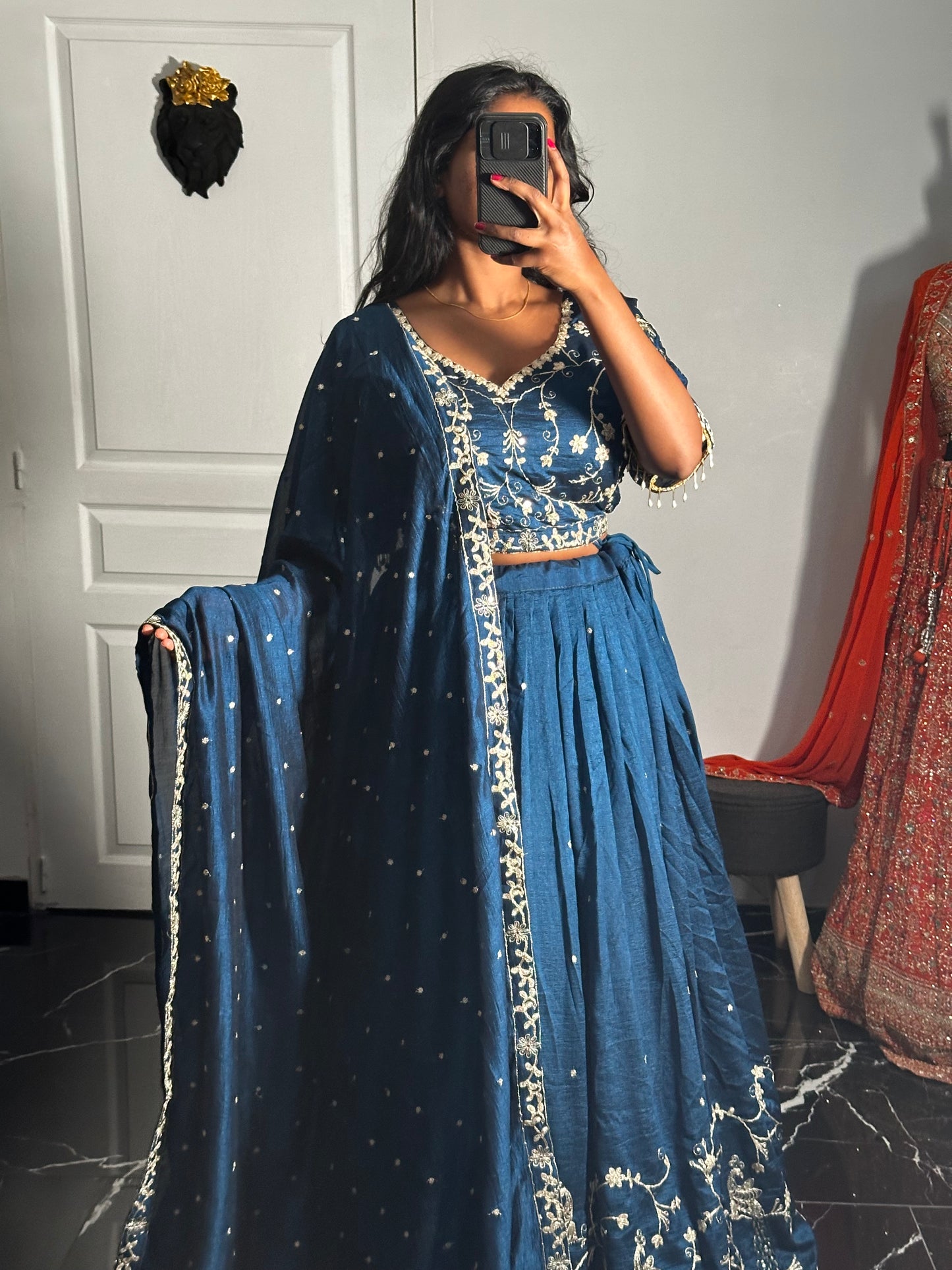 Lehenga Bleu Roi en Coton Soie avec Broderie Dorée – Élégance Traditionnelle